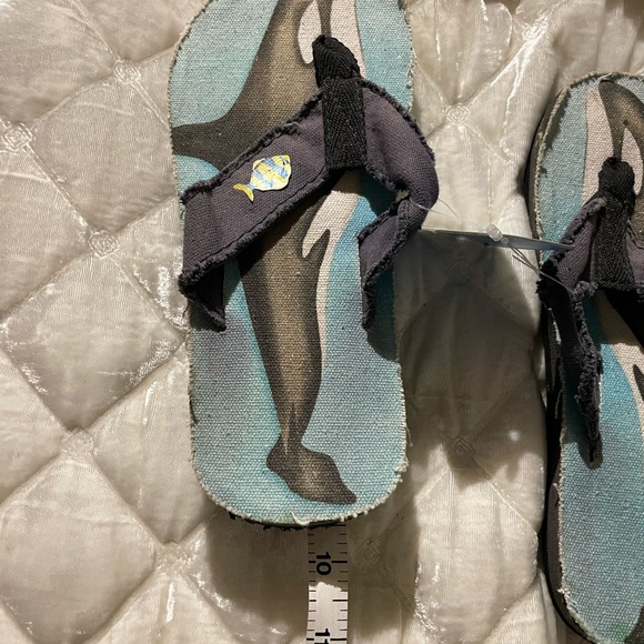 Beachcomber boys flip-flops. Size 5. NWT sharks. - Picture 4 of 6